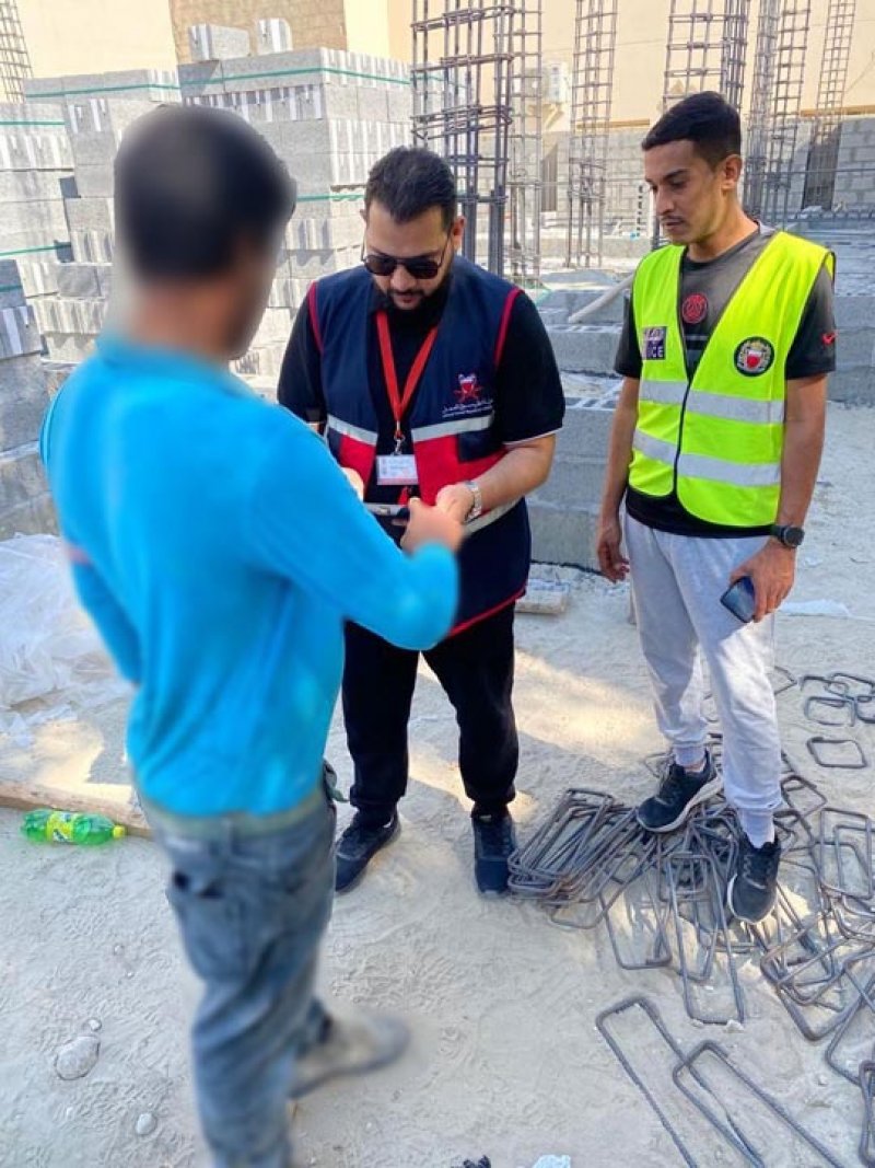 ضبط عدد من العمالة المخالفة في محافظة المحرق