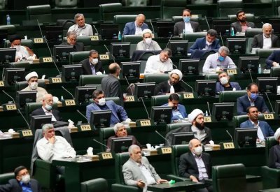 انتفاضة من نوع آخر بإيران.. كتاب يدعون النواب للاستقالة