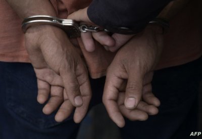 السلطات الإيرانية تعتقل نجم كرة قدم شهير