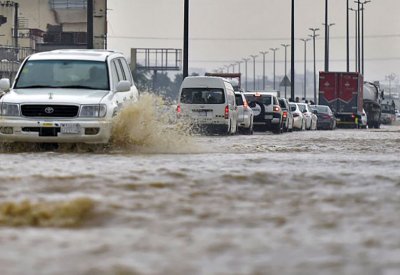 بالفيديو: "جدة تغرق" ..  سيول تضرب مدينة جدة السعودية وتجرف عشرات السيارات