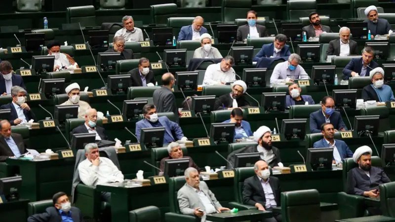 انتفاضة من نوع آخر بإيران.. كتاب يدعون النواب للاستقالة