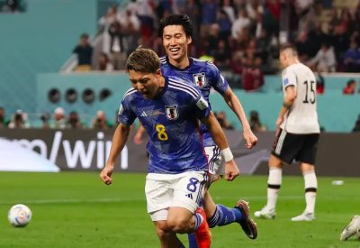 مهاجم اليابان سعيد بـ"إخراس الألسن المتعالية" في ألمانيا