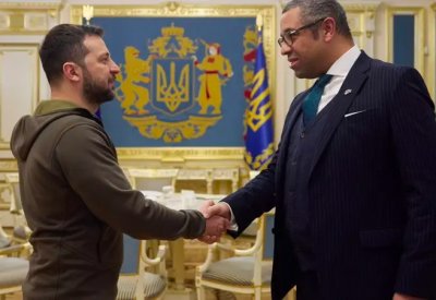 رسالة دعم لأوكرانيا.. وزير خارجية بريطانيا يحط فجأة في كييف