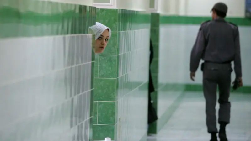 قرعوا أبواب السجن سيئ الصيت..مئات الإيرانيين أمام إيفين