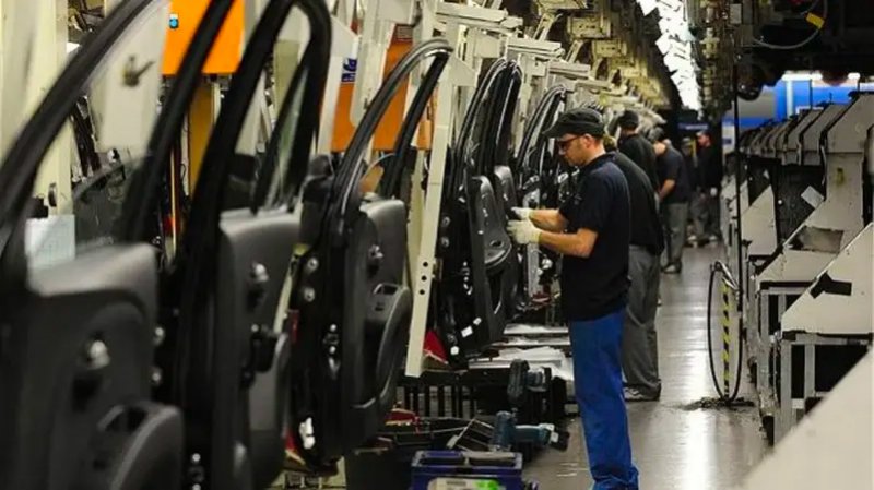 إنتاج السيارات البريطانية يرتفع 7.4% في أكتوبر مدفوعاً بزيادة صادرات الطرز الفاخرة