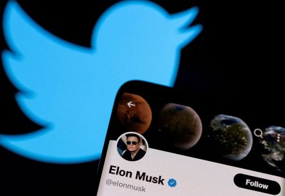 ماسك يفكر بإنتاج "هاتف بديل" إذا أزيل تويتر من متجري آبل وغوغل