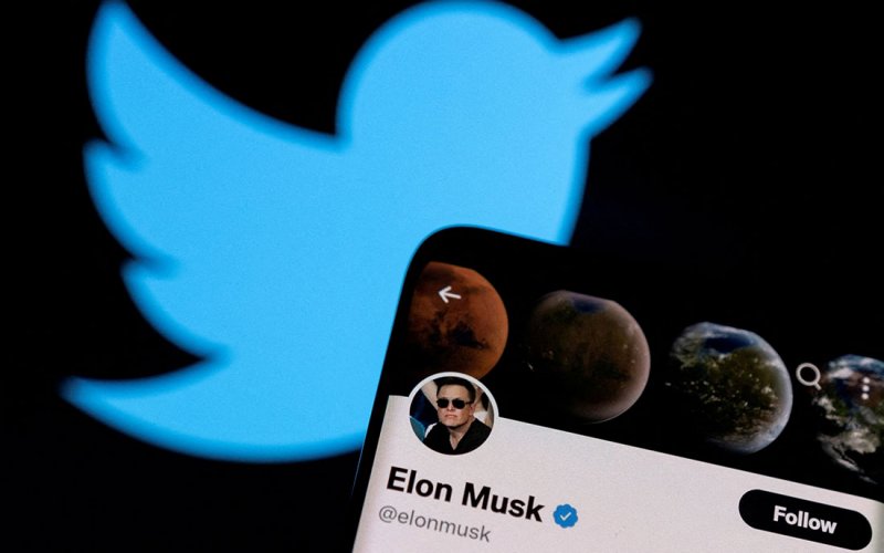 ماسك يفكر بإنتاج "هاتف بديل" إذا أزيل تويتر من متجري آبل وغوغل
