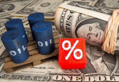 أسعار النفط تتراجع للأسبوع الثالث.. وبرنت يهبط إلى 83.6 دولار