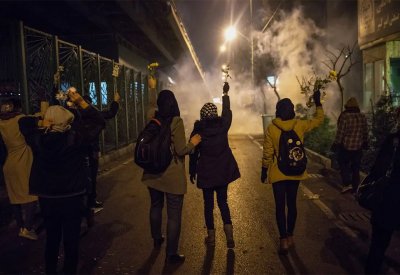 الاحتجاجات والاضرابات مستمرة.. وطهران تعتقل صحفيا جديدا