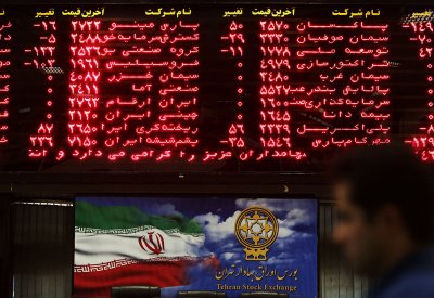 إيران.. إقالة مدير مصرف من منصبه لأنه "خدم امرأة غير محجبة"