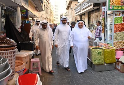 وزير الصناعة والتجارة يقوم بزيارة تفقدية إلى سوق المنامة