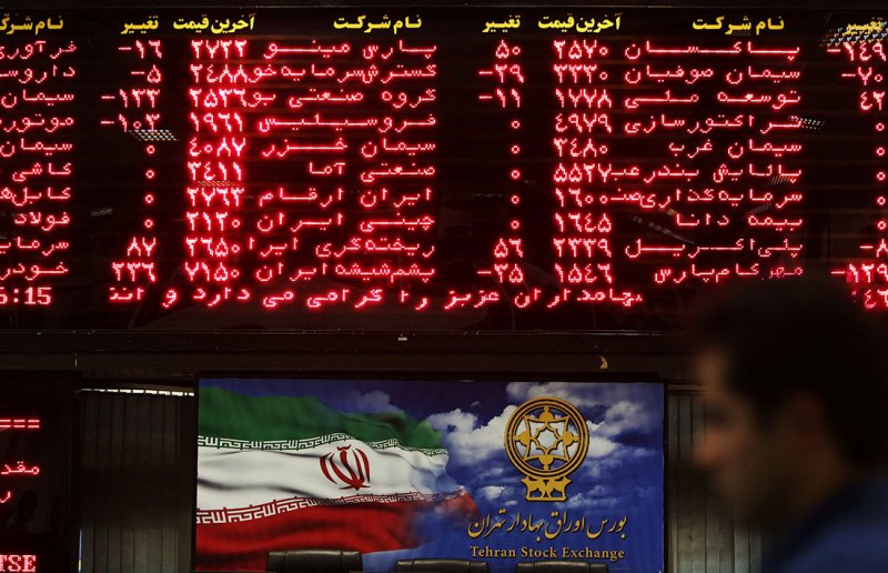 إيران.. إقالة مدير مصرف من منصبه لأنه "خدم امرأة غير محجبة"