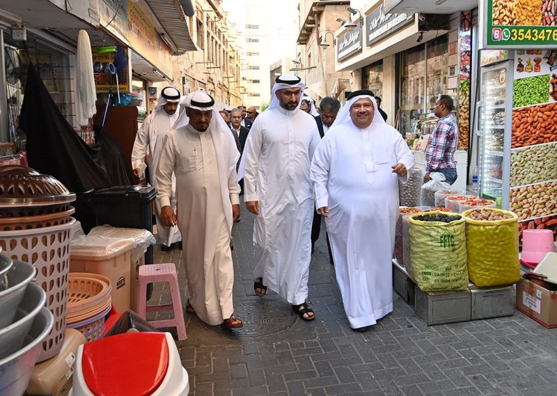 وزير الصناعة والتجارة يقوم بزيارة تفقدية إلى سوق المنامة