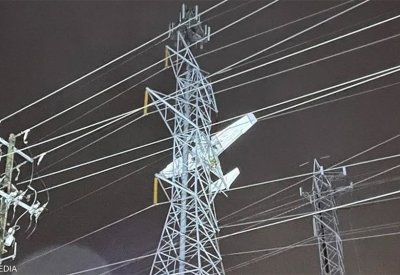 بالفيديو: طائرة تصطدم ببرج كهرباء.. وهذا مصير ركابها