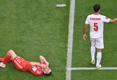 إيران تطالب باستبعاد أميركا من المونديال بعد "واقعة العلم"