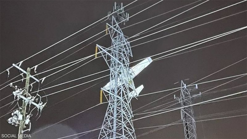 بالفيديو: طائرة تصطدم ببرج كهرباء.. وهذا مصير ركابها