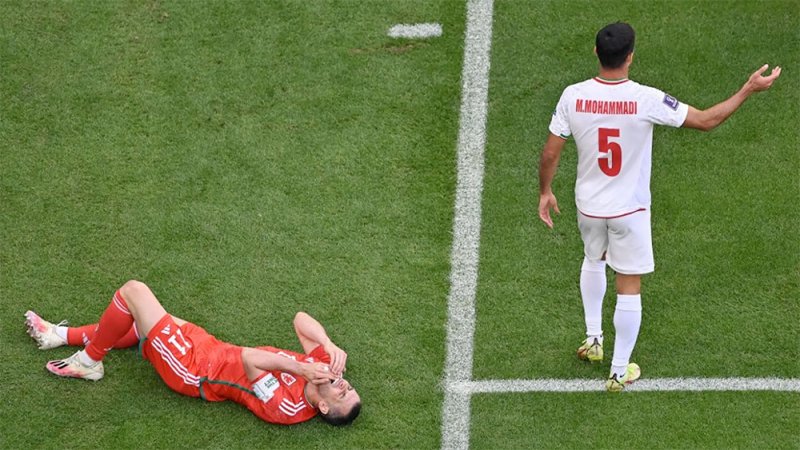 إيران تطالب باستبعاد أميركا من المونديال بعد "واقعة العلم"