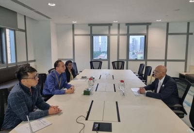 الرئيس التنفيذي لجودة التعليم والتدريب يَطَّلِعُ على التجربة السنغافورية في الامتحانات والتقويم