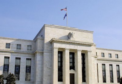 الفيدرالي يضع سعر صرف الدولار في منطقة الثبات.. لماذا؟