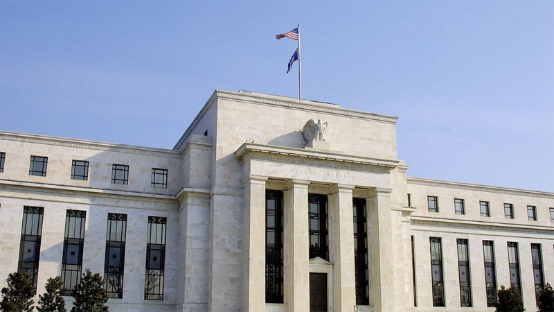 الفيدرالي يضع سعر صرف الدولار في منطقة الثبات.. لماذا؟