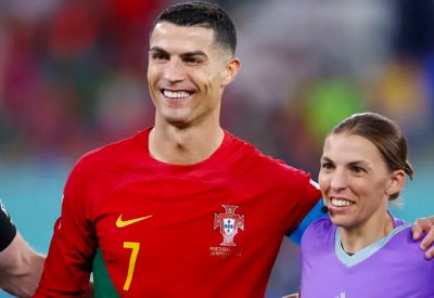 أول حكمة تقود مباراة في نهائيات كأس العالم.. تعرف عليها