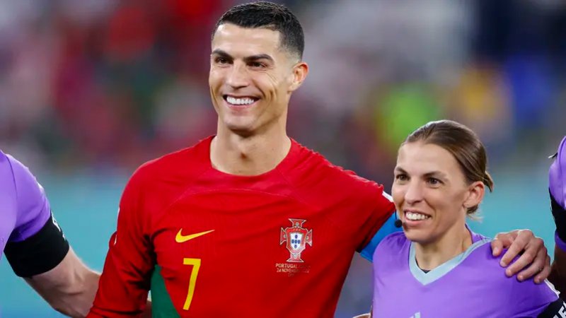 أول حكمة تقود مباراة في نهائيات كأس العالم.. تعرف عليها