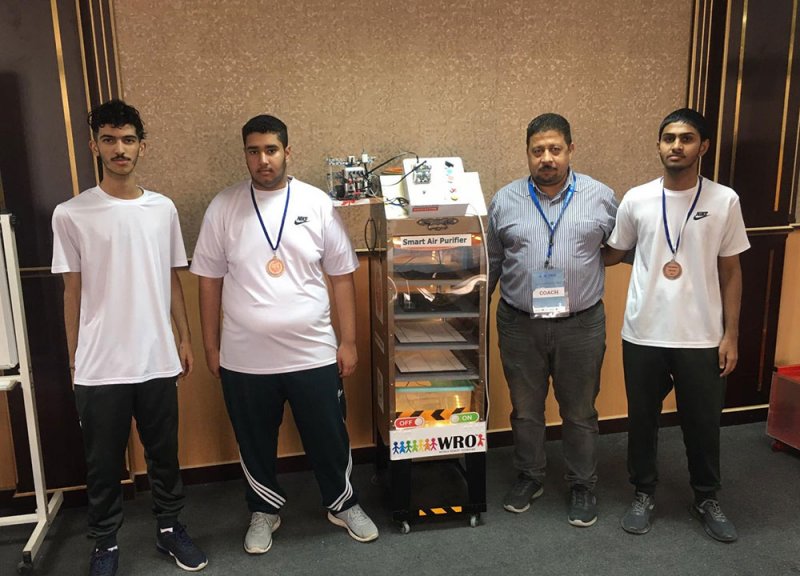 3 طلاب بثانوية الجابرية يصنعون آلة ذكية لتنقية الهواء