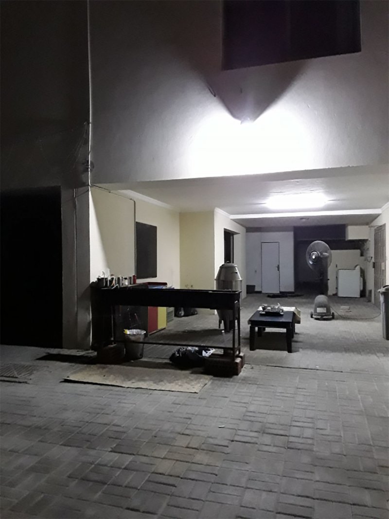 ضبط مطعم يقدم الأطعمة والمشروبات الكحولية في مجمع سكني بالجفير