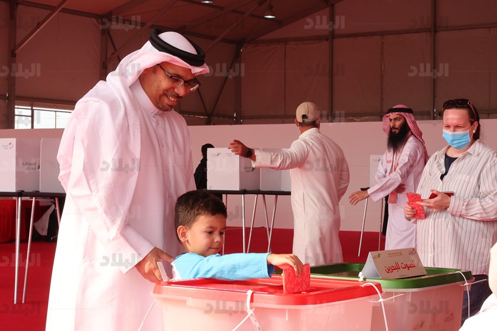 أب يتيح الفرصة لابنه للتصويت