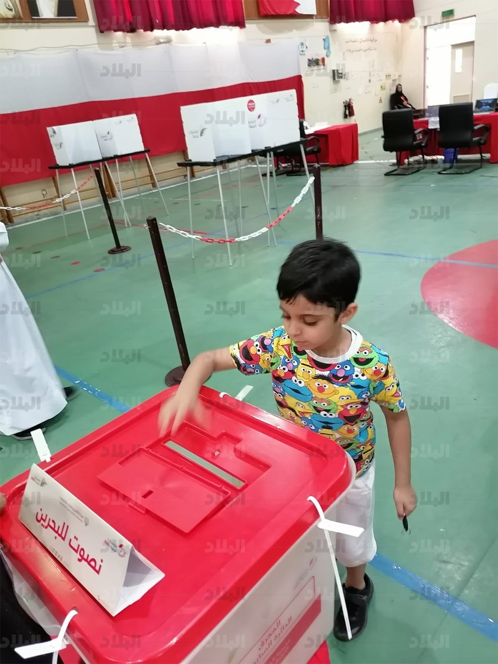 السماح لمزيد من الاطفال برفقة ذويهم خوض تجربة الاقتراع في سابعة المحرق