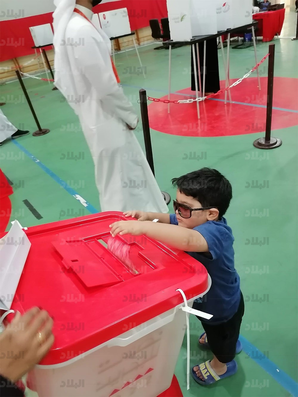 طفل أصر على المشاركة بالادلاء بصوت والدته
