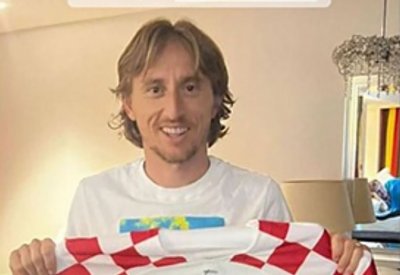 ناصر بن حمد يتلقى هدية من الكرواتي لوكا مودريتش