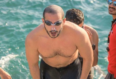 خالد بن حمد يشارك في سباق السباحة التجريبي لـ“آيرون مان”