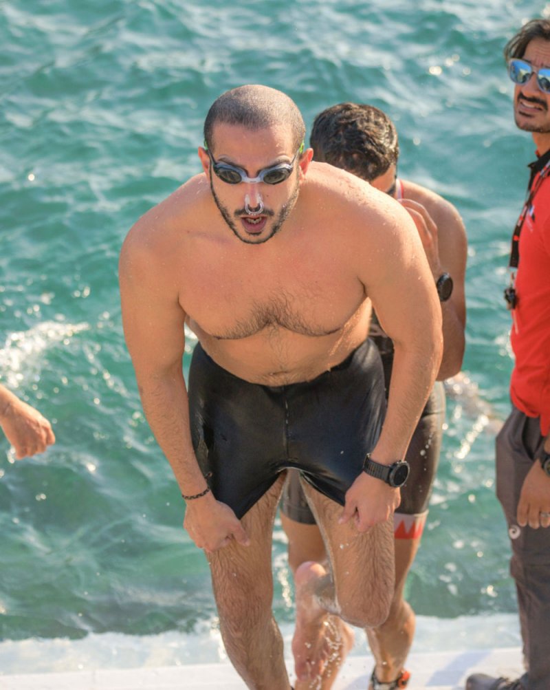 خالد بن حمد يشارك في سباق السباحة التجريبي لـ“آيرون مان”