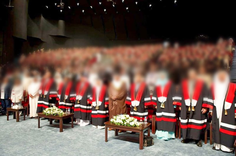 زي التخرج موجود وتاريخ حفلة التخرج مجهول
