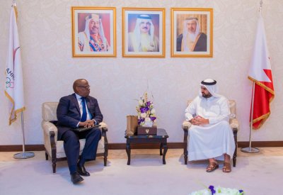 سمو الشيخ عيسى بن علي يستقبل رئيس اللجنة الأولمبية الأوغندية