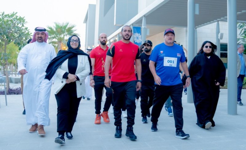 خالد بن حمد يطلق شارة الإنطلاقة للسباق السنوي الرابع لوزارة شؤون الشباب والجامعة الأمريكية
