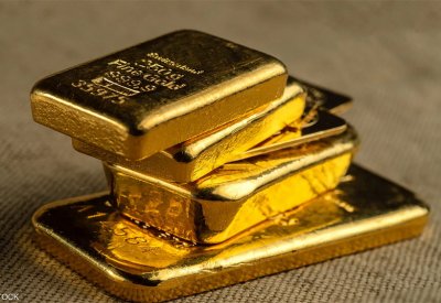 لهذه الأسباب.. الذهب يتماسك فوق 1800 دولار للأونصة