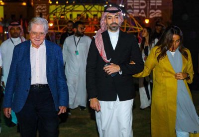 حسين فهمي يشاهد النسخة المرممة من "خلي بالك من زوزو" بالبحر الأحمر