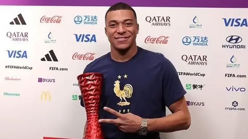 مبابي يرفض "الكحول" .. وفيفا يعاقبه