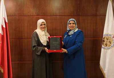 رئيسة جامعة البحرين تستلم نسخة من رسالة الدكتوراه والماجستير للباحثة فاطمة الأنصاري