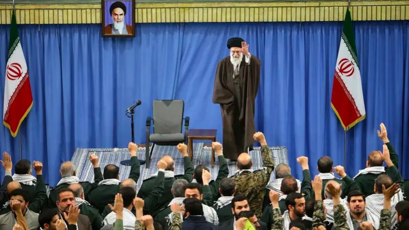 بعد تخبط ونفي.. اعتراف إيراني بوثائق خامنئي المسربة بصيغة "التزوير"