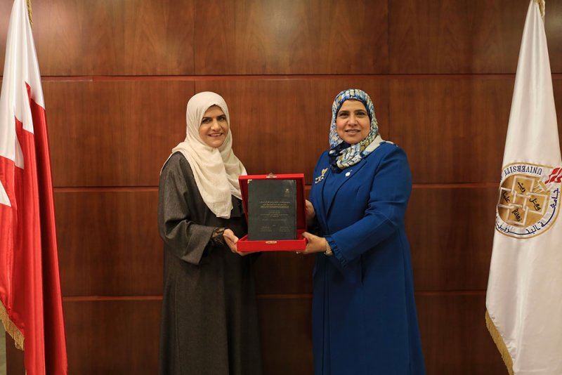 رئيسة جامعة البحرين تستلم نسخة من رسالة الدكتوراه والماجستير للباحثة فاطمة الأنصاري