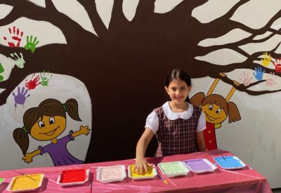 700 طالبة ابتدائي يبدعن جدارية "حقوق الطفل" في المدرسة