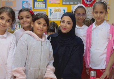المعلمة هيا المهيزع تجعل الإنجليزية أقرب مادة لـ70 طالبة