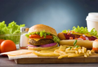 لمحاربة الوجبات السريعة.. خبير يحدد "طريقة ناجحة"
