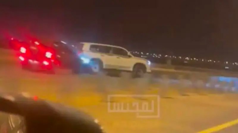 بالفيديو: الكويت.. سباق بين سيارتين ينتهي بفاجعة