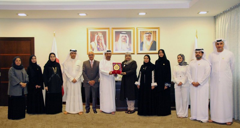 جامعة البحرين تتعرف أهداف "جائزة خليفة التربوية" وشروطها