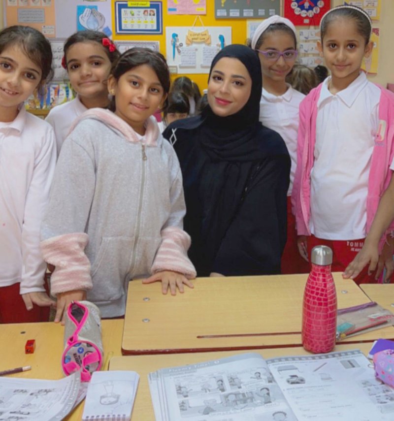 المعلمة هيا المهيزع تجعل الإنجليزية أقرب مادة لـ70 طالبة