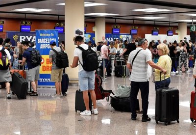 في حيلة "مبتكرة".. فرار مهاجرين من طائرة هبطت اضطراريا في برشلونة